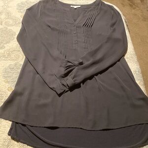 DR2 long gray blouse with long sleeves that can be rolled and buttoned.